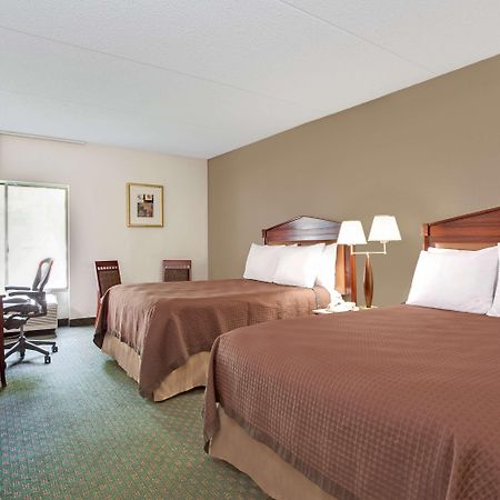 Days Inn By Wyndham Newport News City Center Oyster Point Exterior photo