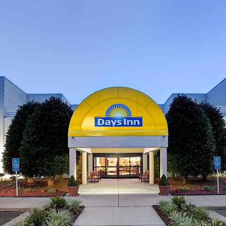 Days Inn By Wyndham Newport News City Center Oyster Point Exterior photo