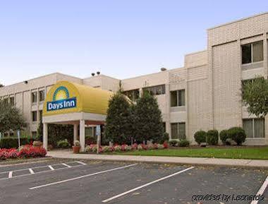 Days Inn By Wyndham Newport News City Center Oyster Point Exterior photo