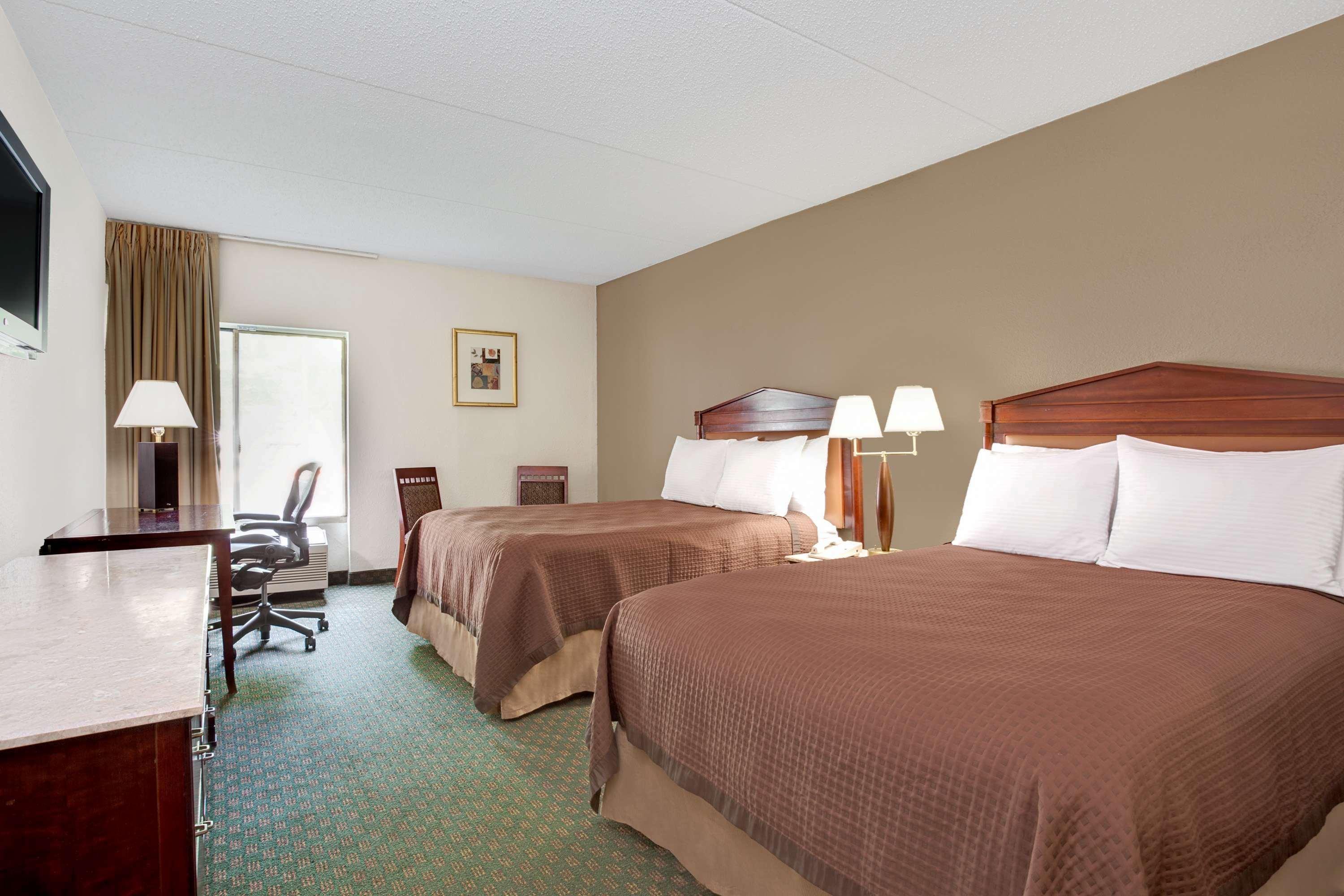 Days Inn By Wyndham Newport News City Center Oyster Point Exterior photo