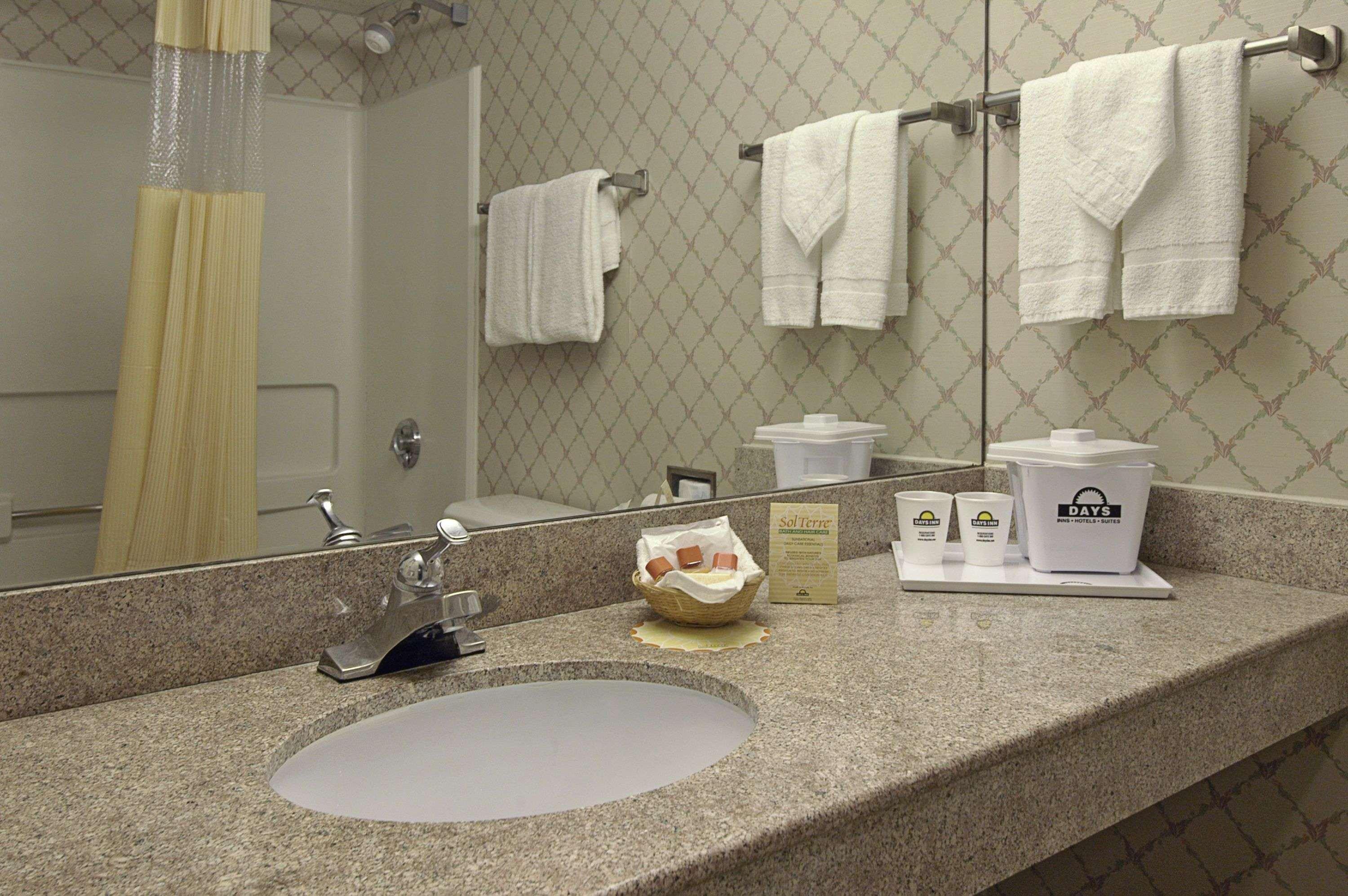 Days Inn By Wyndham Newport News City Center Oyster Point Exterior photo