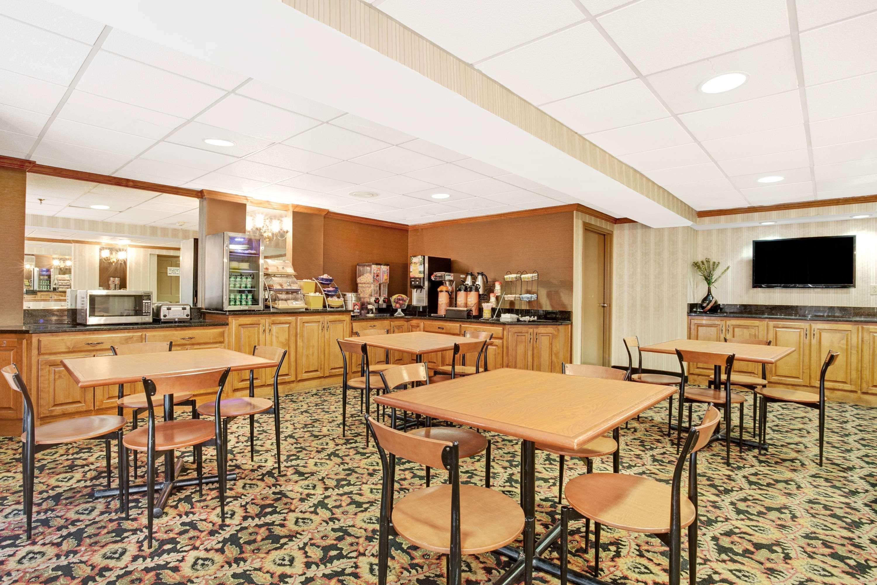 Days Inn By Wyndham Newport News City Center Oyster Point Exterior photo