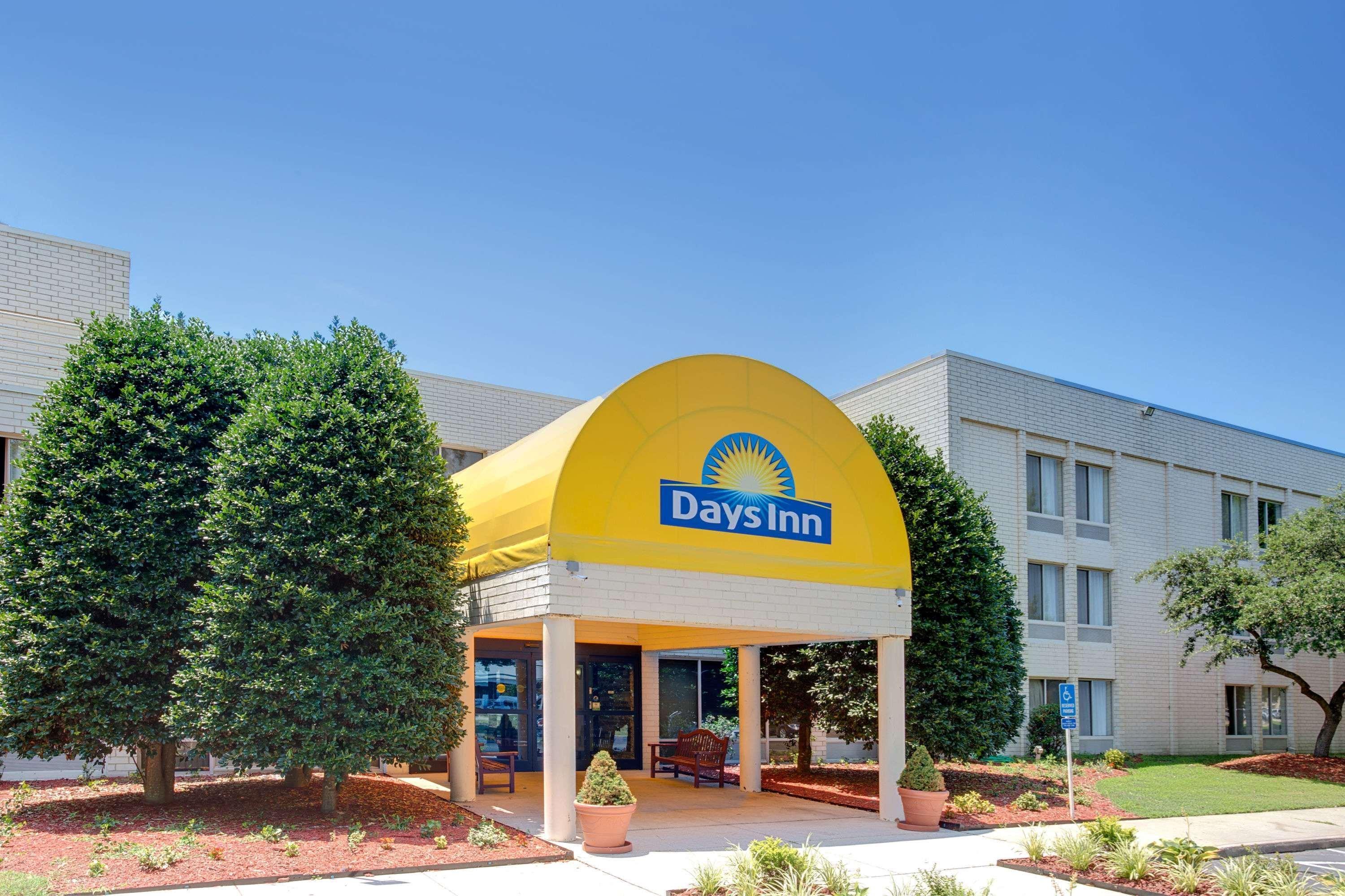 Days Inn By Wyndham Newport News City Center Oyster Point Exterior photo