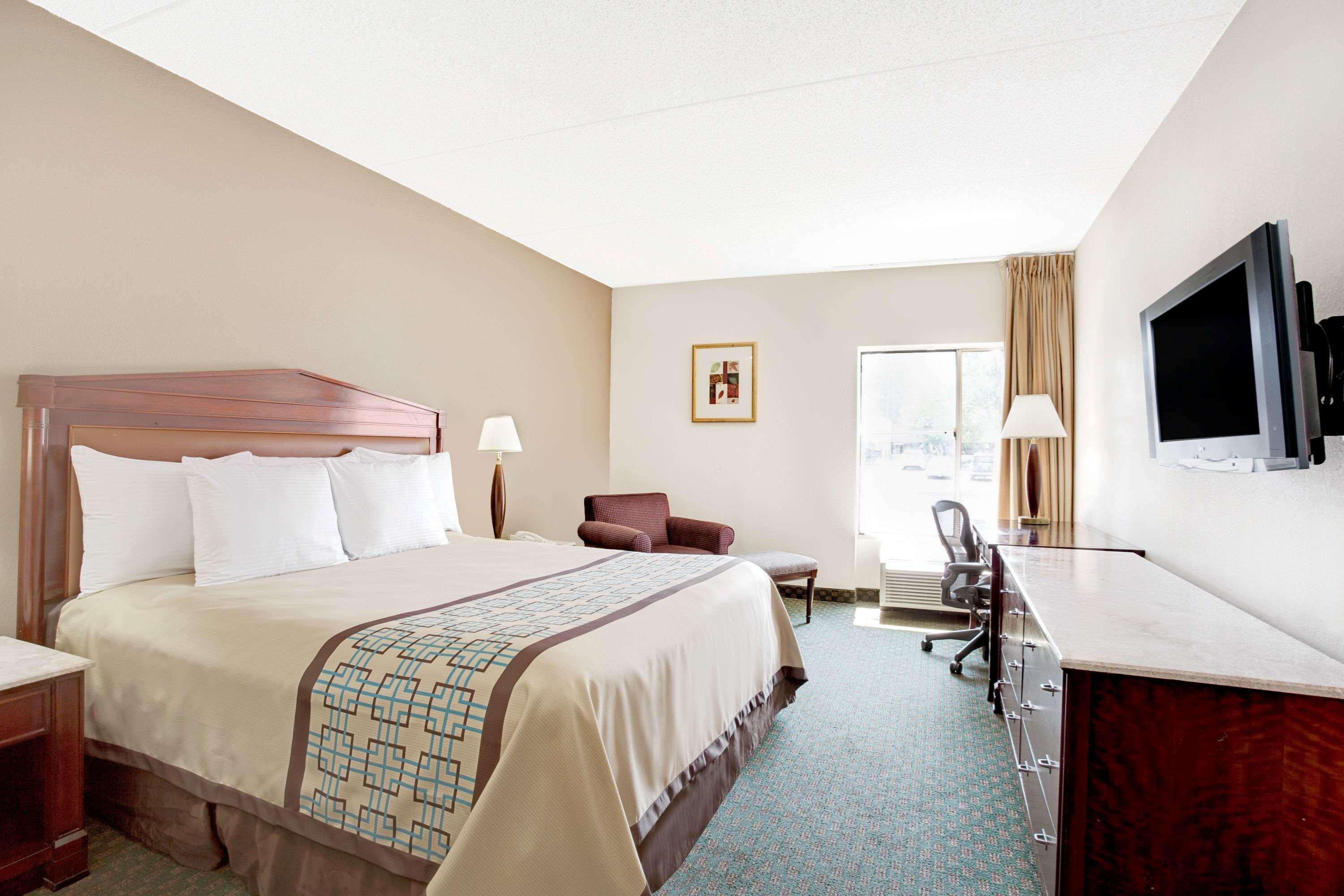 Days Inn By Wyndham Newport News City Center Oyster Point Exterior photo