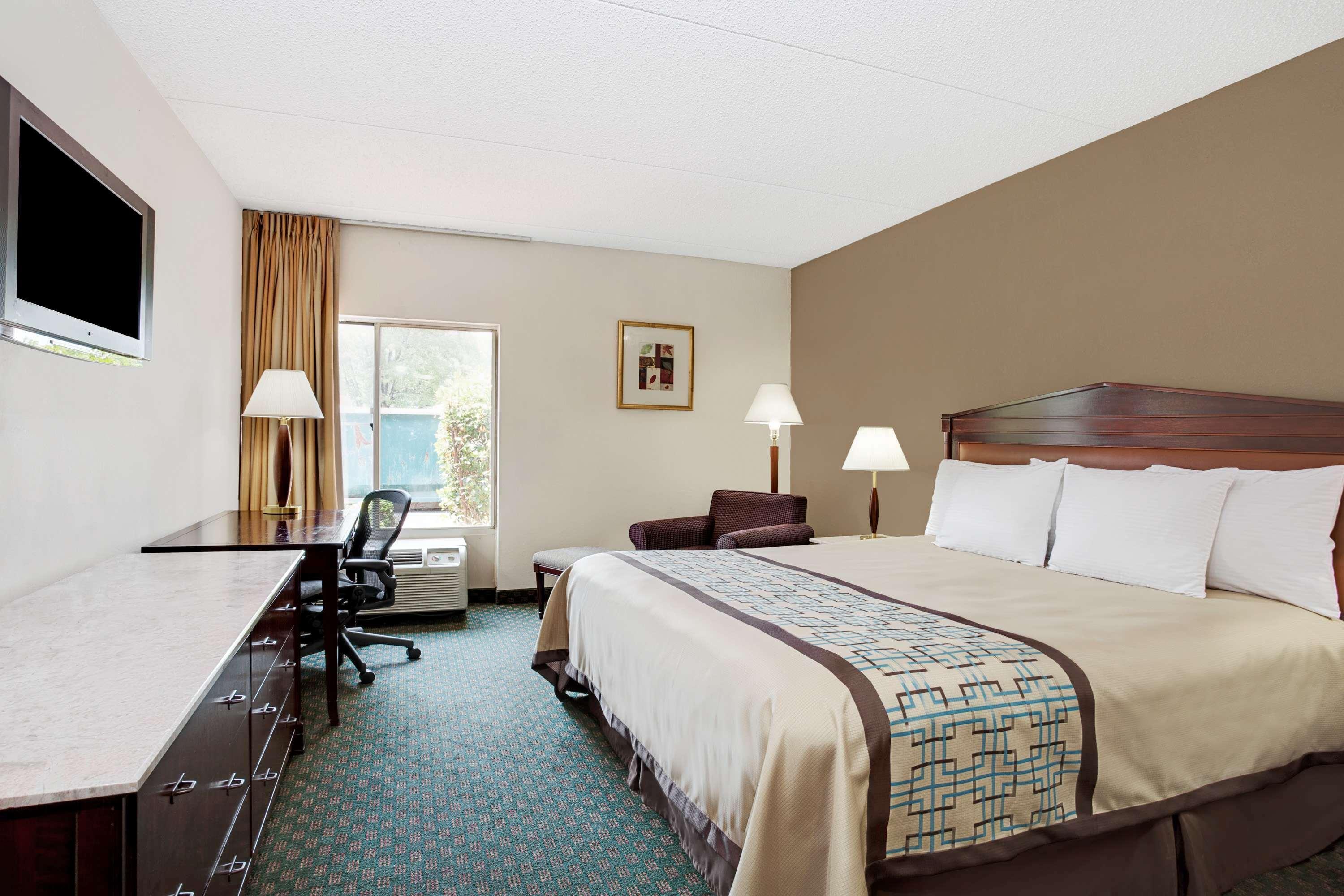Days Inn By Wyndham Newport News City Center Oyster Point Exterior photo