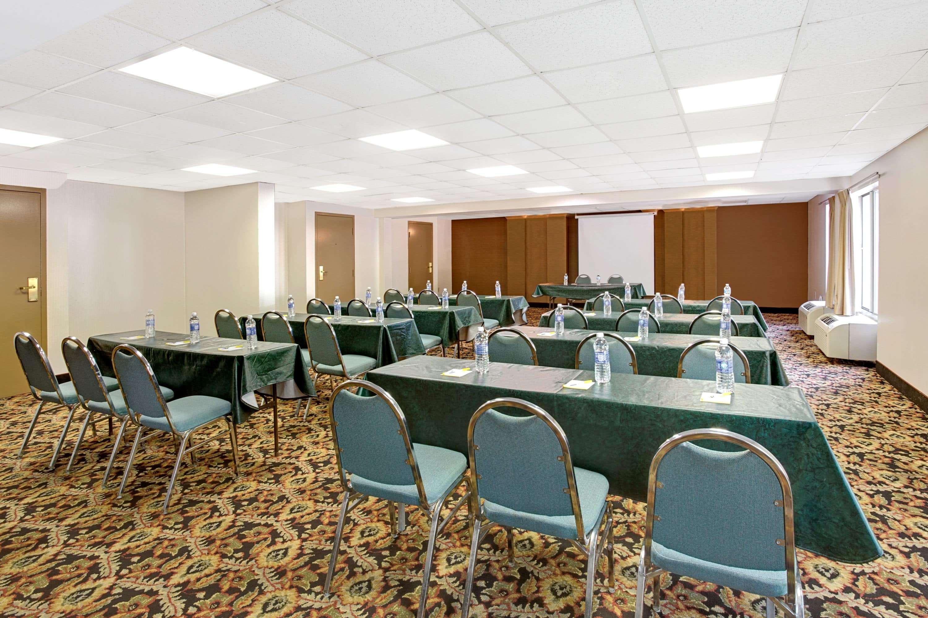 Days Inn By Wyndham Newport News City Center Oyster Point Exterior photo